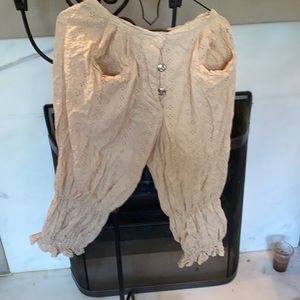 Vintage magnolia pearl capris